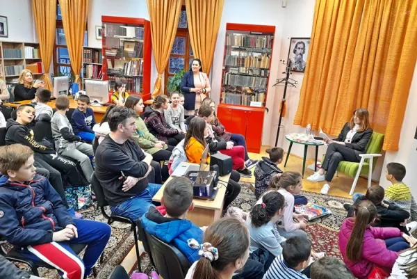 Druženje osnovaca sa pjesnikom Sonjom Padrov Tešanović