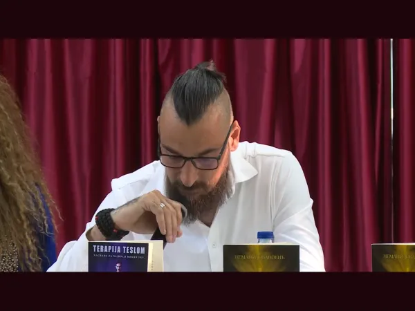 Video snimak promocije knjiga ”Zver sam bio – Jagnje me dotaklo” i ”Terapija Teslom” u Zvorniku