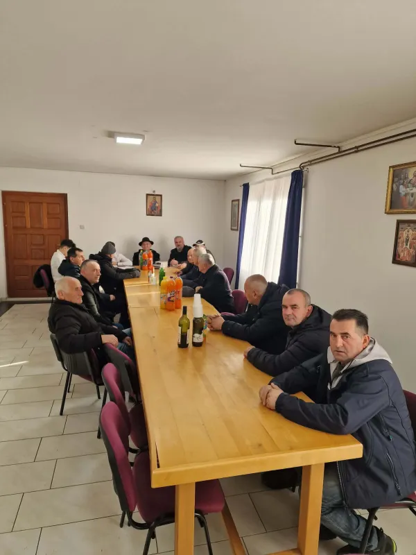 Osmaci : Predtavljena zbirka pjesama ”Iza grudobrana” Rajka Boškovića